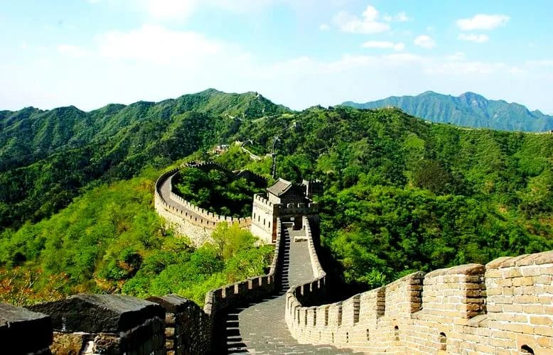 秋季的慕田峪长城,蜿蜒在森林覆盖的山脊上,金黄与红色的树叶相映成辉